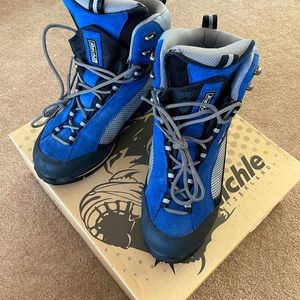 Gently used Raichle boots